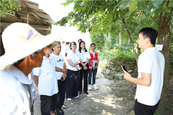 2023-8-31 貴州環(huán)交所黨支部、壩上村黨支部、貴陽產控集團金融務鏈上企業(yè)黨支部聯(lián)合開展主題黨日活動3.jpg