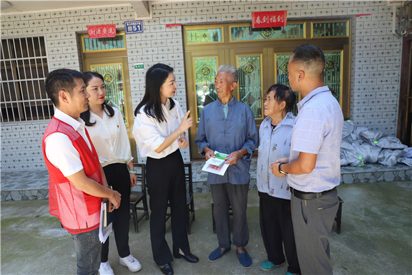 2023-8-31 貴州環(huán)交所黨支部、壩上村黨支部、貴陽產控集團金融務鏈上企業(yè)黨支部聯(lián)合開展主題黨日活動6.jpg