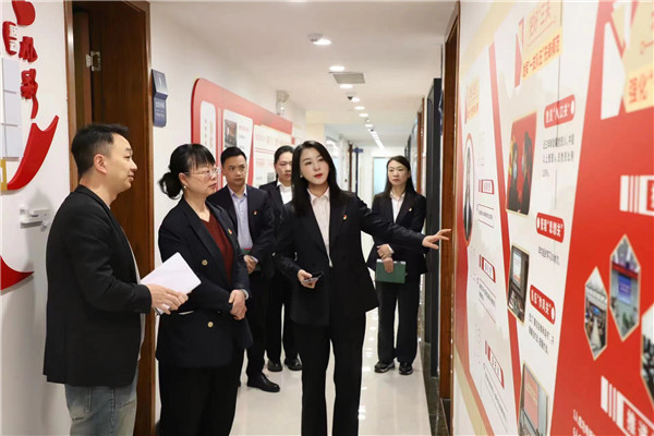 2023-11-27   貴陽產(chǎn)控集團黨委委員、副總經(jīng)理劉志宏到貴州環(huán)交所調研并座談2.jpg