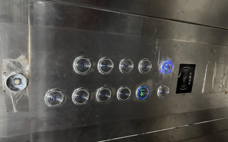 （降價(jià)）安云路20號(hào)B棟3單元8樓附4號(hào)轉(zhuǎn)讓?zhuān)ǔ钟蟹剑嘿F州省機(jī)關(guān)事務(wù)管理局國(guó)有資產(chǎn)管理服務(wù)中心）